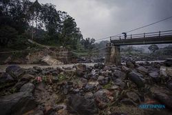 Belasan Rumah Rusak dan Jembatan Putus Akibat Banjir Bandang di Bogor
