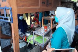 Pemkab Sukoharjo Bantu Biaya Pendidikan Anak Pasutri Tinggal di Kolong Meja Wedangan Kartasura