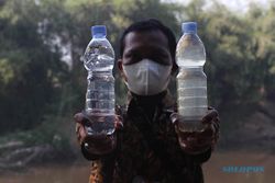 PDAM Solo Cek Air Baku Tercemar Limbah Ciu di Sungai Bengawan Solo