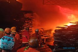 Ini Foto-Foto Dahsyatnya Kebakaran di Gudang Kayu Mojosongo Solo