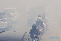 Kebakaran Lahan Dekati Permukiman Warga, Banjarbaru Kalsel Diselimuti Kabut Asap