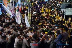 Aksi Tolak Pemecatan 56 Pegawai KPK, Mahasiswa dan Polisi Saling Dorong