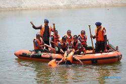 Aksi Anggota Linmas Latihan Evakuasi Korban Banjir di Madiun