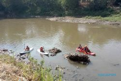 Aksi Pegiat Lingkungan Naik Kano Membersihkan Sampah di Sungai Bengawan Solo