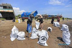 Aksi Bersih Pantai di Indramayu Peringati World Cleanup Day 2021