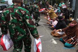 Warga dan Pedagang Mendapat Paket Sembako saat Menunggu Kedatangan Presiden di Solo