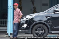 Kisah Mobil Presiden Jokowi Dorong Mobil Mogok di Wilayah Banjir