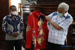 Dihadiahi Batik Cenderawasih, Ganjar Diundang ke Pembukaan PON Papua