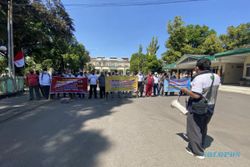 Tuntut Pesangon, Puluhan Pensiunan PTPN IX Demo di PG Tasikmadu Karanganyar