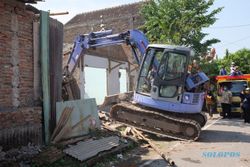 Rumah Dibongkar, Seratusan Warga 4 RW di Semanggi Solo Dapat Bantuan Rp5 Juta