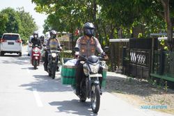 Kendarai Sepeda Motor Berberonjong, Kapolres Sukoharjo Bagikan Sembako ke Pelosok Desa