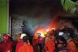 Kebakaran Pabrik Kayu Mojosongo Solo, Kondisi Gelap Jadi Kendala Pemadaman