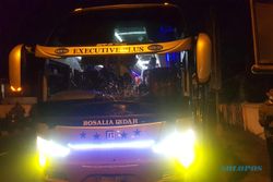 Terobos Lampu Merah, Warga Ngawi Luka Parah Ditabrak Bus di Sumber Solo