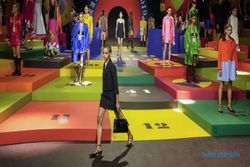 Dior Keluarkan Koleksi Busana Warna-Warni di Paris Fashion Week 2022