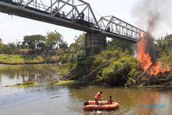 Setelah 20 Tahun, Sampah di Jembatan Sambirejo Akhirnya Dibakar, Warga Madiun Lega