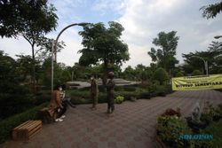 Ditutup, Warga Nekat Terobos Masuk Area Taman Jayawijaya Mojosongo Solo