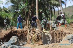 TNI-Warga Bangun Jembatan 18 Meter Penghubung Desa di Kismantoro Wonogiri