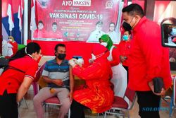PDIP Sragen Sumbang 10.000 Vaksin Covid-19 untuk Warga, Bupati Ikut Nyuntik