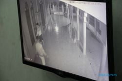 Terekam Kamera CCTV, 4 Pria Bobol Kotak Infak Masjid di Daleman Klaten