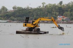 Ekskavator Beroperasi di Rawa Jombor, Petani Mulai Bongkar Karamba