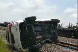 Duar! Mobil Tertabrak Kereta Barang di Grobogan, 3 Orang Tewas