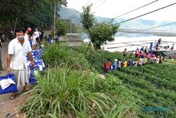 Polisi Distribusikan Bantuan Bahan Pokok untuk Korban Gempa Bali