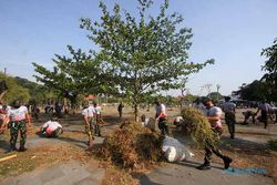 Merawat BCB, Ratusan Anggota TNI AU Bersihkan Kawasan Mangkunegaran