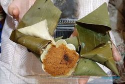 Ketupat Sumpil: Makan Kupat Pakai Siput, Mau Coba?