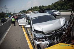 Kecelakaan Beruntun 11 Mobil Ringsek di Tol Japek, Ini Foto-Fotonya