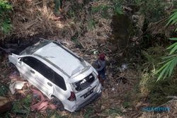 Mobil Avanza Terjun ke Jurang 30 Meter di Sragen, 2 Orang Selamat