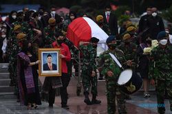 Prosesi Pemakaman Politikus PDIP Sabam Sirait di TMP Kalibata Jakarta
