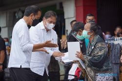 Presiden Jokowi dan Menko Airlangga Bagikan Bantuan PKL di Malioboro