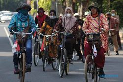 Cara Komunitas Sepeda Tua Surabaya Peringati Hari Batik Nasional