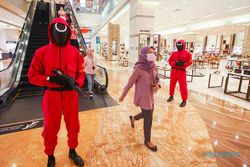 Menarik Pengunjung, Petugas Mal di Jakarta Gunakan Kostum Squid Game