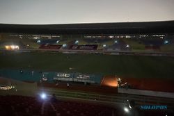 Derbi Mataram, 2 Kali Stadion Manahan Solo Mati Lampu