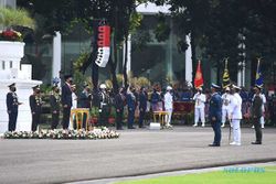 HUT TNI, Presiden Anugerahkan Tanda Kehormatan kepada Tiga Prajurit