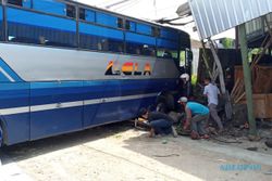 Round Up: Bus Rela Tabrak Toko Mebel, Truk Nangkring di Media Jalan
