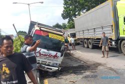 Pecah Ban, Truk Muatan Pasir Nangkring di Median Jalan Jogja-Solo