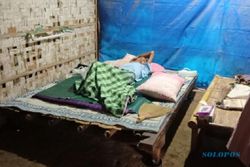 Tragis! Kakek Satu Kaki Ini Hidup Sendirian di Gubuk Reyot