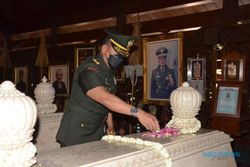 Peringati HUT TNI, Pangdam IV/Diponegoro Ziarah Ke Makam Soeharto