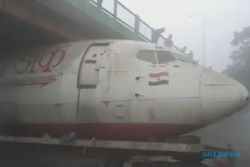 Duh! Pesawat Air India Tersangkut di Bawah Jembatan Layang