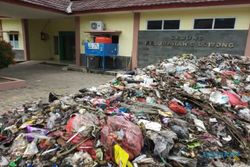 Buntut Dana Kompensasi Sampah Tak Cair, Warga Buang Sampah di Kecamatan