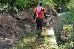 Tanah Longsor Sebabkan Jalan Desa di Ponorogo Tertutup