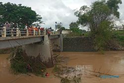 Kompak, Sukarelawan & Warga Sukoharjo Bersihkan Sampah di Sungai