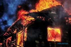 Ditinggal Pergi Nonton Bola, Rumah Nenek-Nenek Tawangmangu Kebakaran