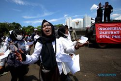 Puluhan Guru di Bandung Aksi Suarakan Indonesia Darurat Guru PNS