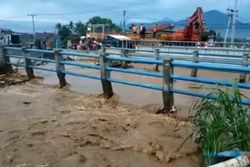 Luapan Sungai Genangi Rel, Sejumlah Kereta Api di Bandung Tertahan