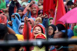Foto-Foto Unjuk Rasa Ribuan Buruh Jawa Barat Kawal Penetapan UMK 2022