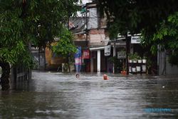 Hujan Deras, Kawasan Pela Mampang Jakarta Terendam Banjir