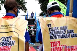 Unjuk Rasa Buruh Tolak UMP Jabar 2022 di Gedung Sate Bandung